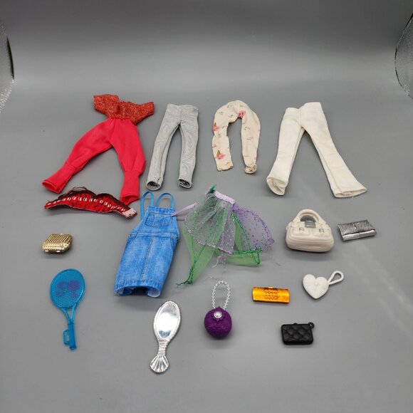 Barbie Dolls Lot w/ 3 Dolls, 30+ Clothes & Accessories Mixed Outfits - Picture 7 of 16